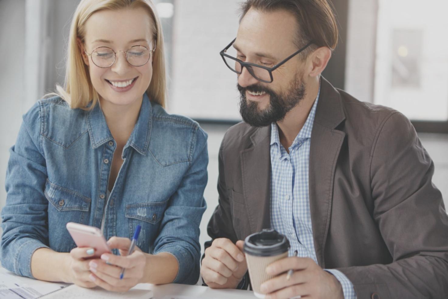 Espace de travail moderne avec documentation financière et outils créatifs