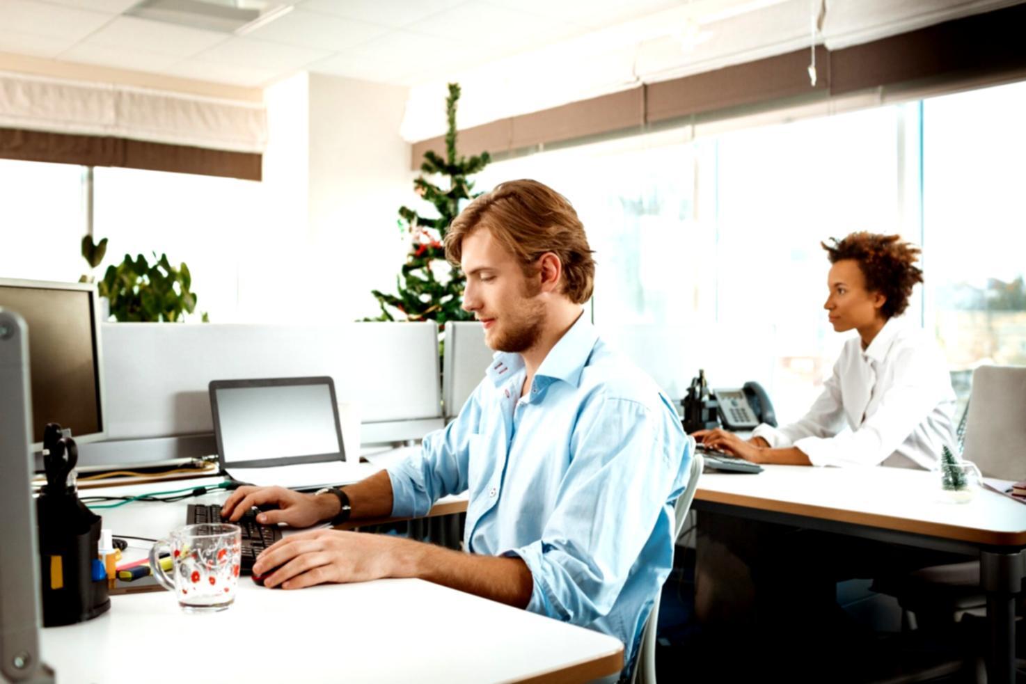 Professionnel suivant une formation en finance depuis son bureau